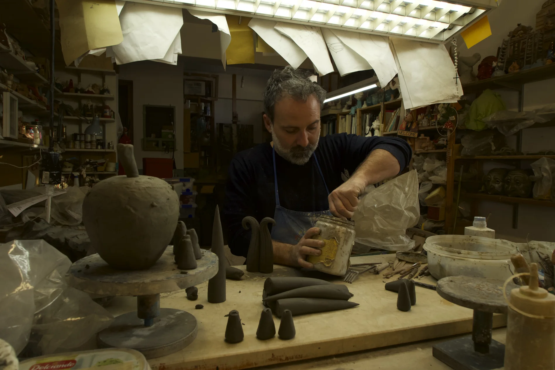Salvatore Troiano al tavolo di lavoro