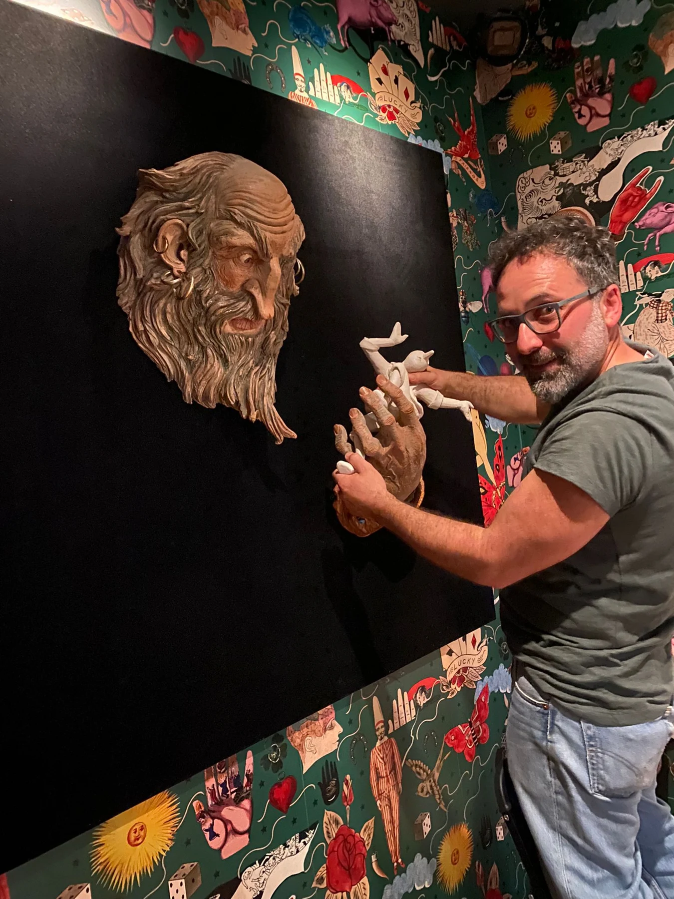 L’artista con l’opera allestita