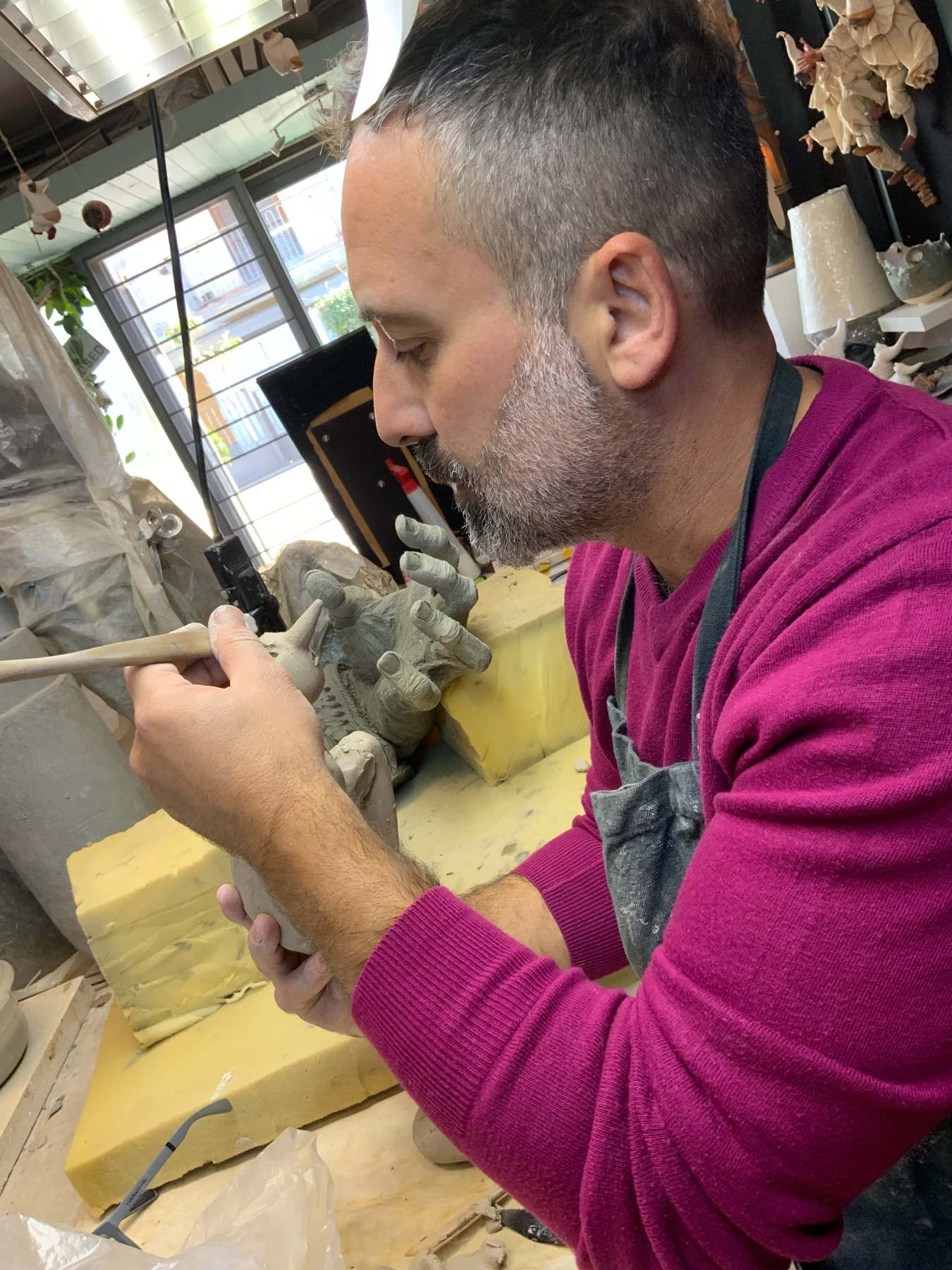 L’artista lavora ai particolari